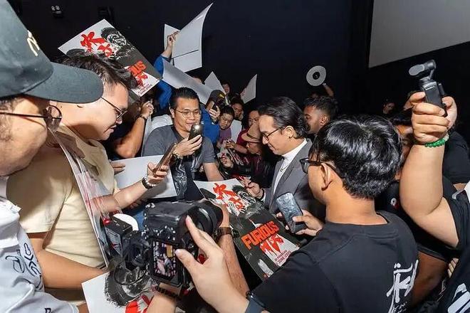 这部动作片尺度惊人，圆了全球影迷的终极幻想