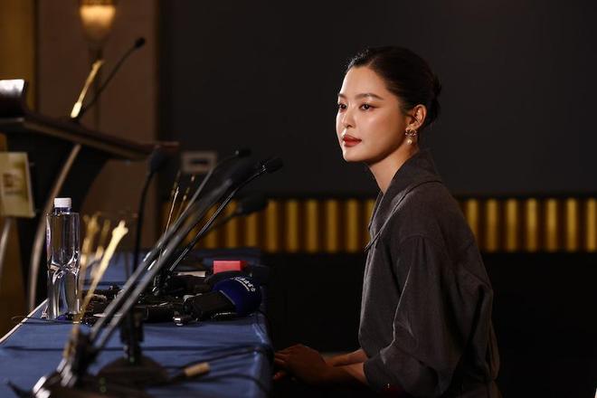 辛芷蕾首当评委缺经验,AI 告知需秉持客观态度