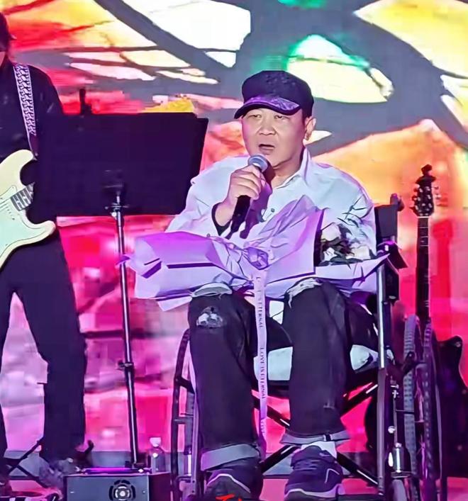 黑豹乐队前主唱张克芃去年在新疆轮椅上演出的回忆  第1张