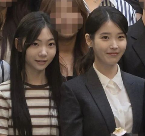IU与苦尽柑来遇见你大小爱纯婚礼同框，童星妈妈感动：她连孩子的贴心都道谢