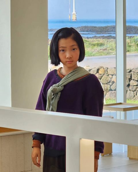 IU与苦尽柑来遇见你大小爱纯婚礼同框，童星妈妈感动：她连孩子的贴心都道谢