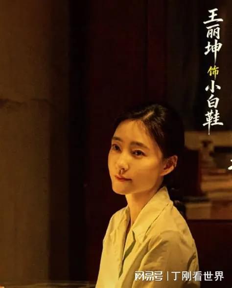 主角里的小白鞋，承载着老年观众一眼即明的时代记忆