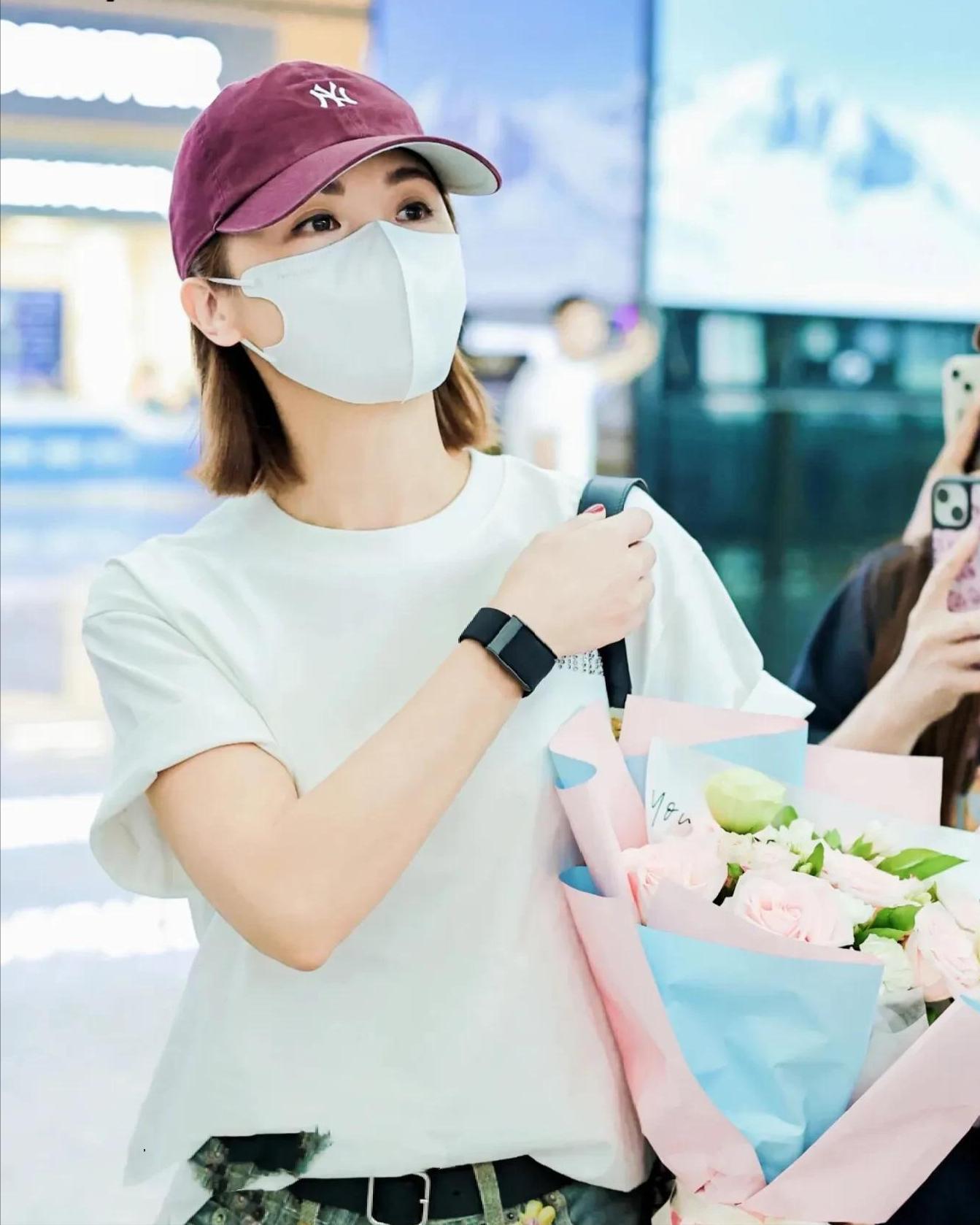 阿Sa婚后现身机场，肤白眸亮少女感十足