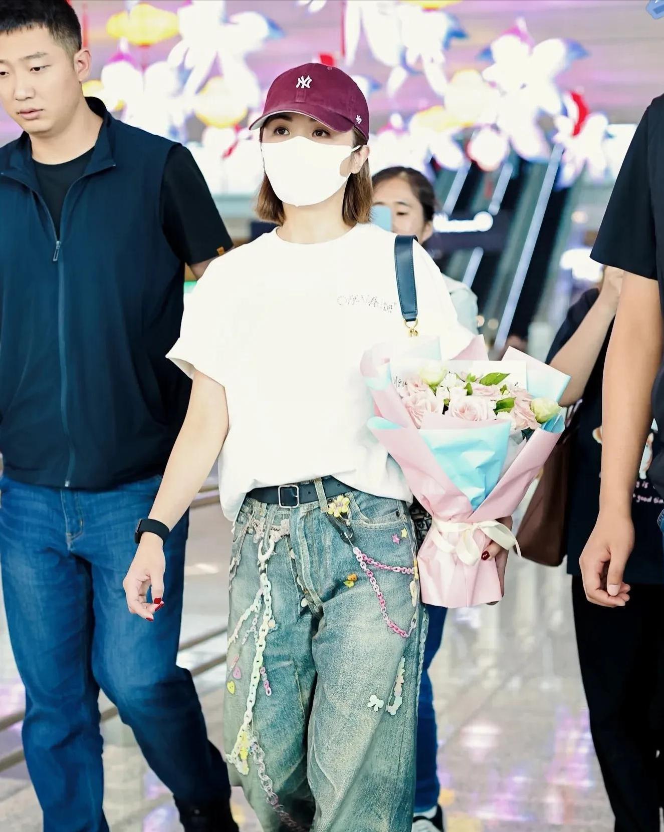 阿Sa婚后现身机场，肤白眸亮少女感十足  第2张
