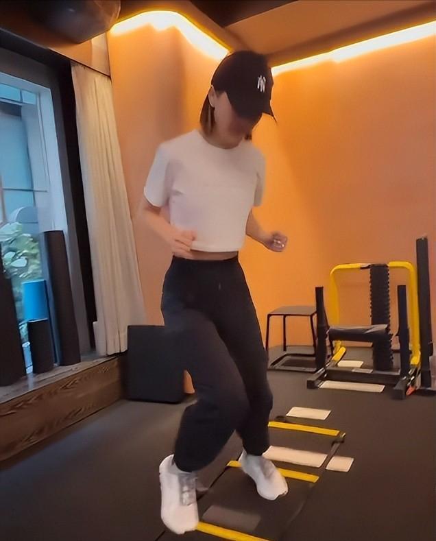 阿Sa婚后现身机场，肤白眸亮少女感十足  第5张