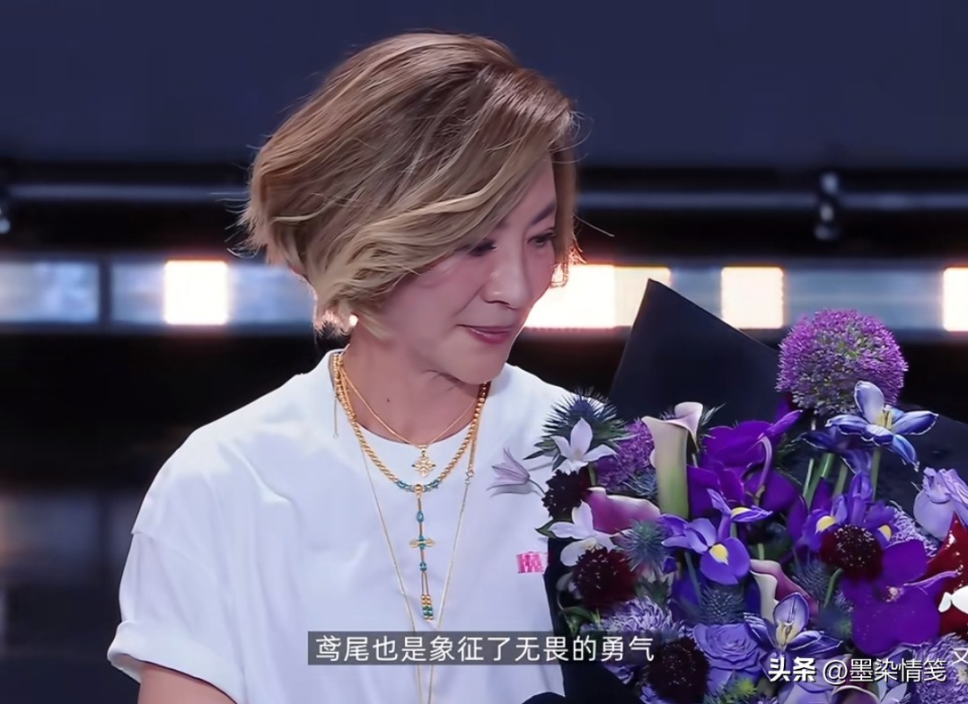 杨紫琼泪洒舞台致谢，张艺谋沈腾起立鼓掌，这一幕意义非凡  第3张