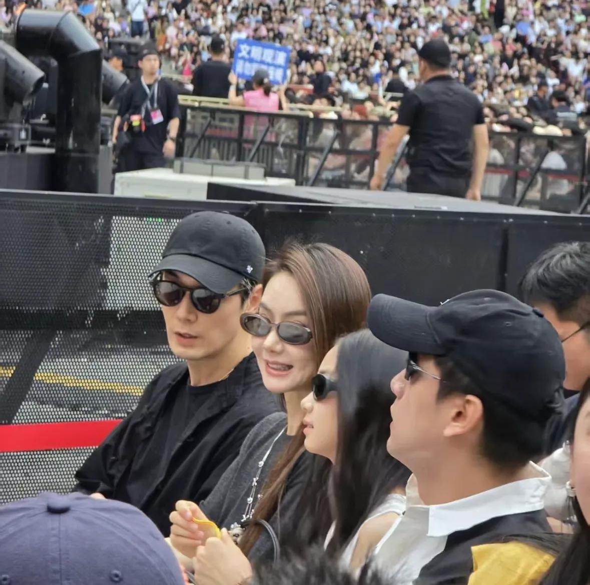 戚薇李承铉携女观演，Lucky侧颜神似妈妈，宛如缩小版  第2张
