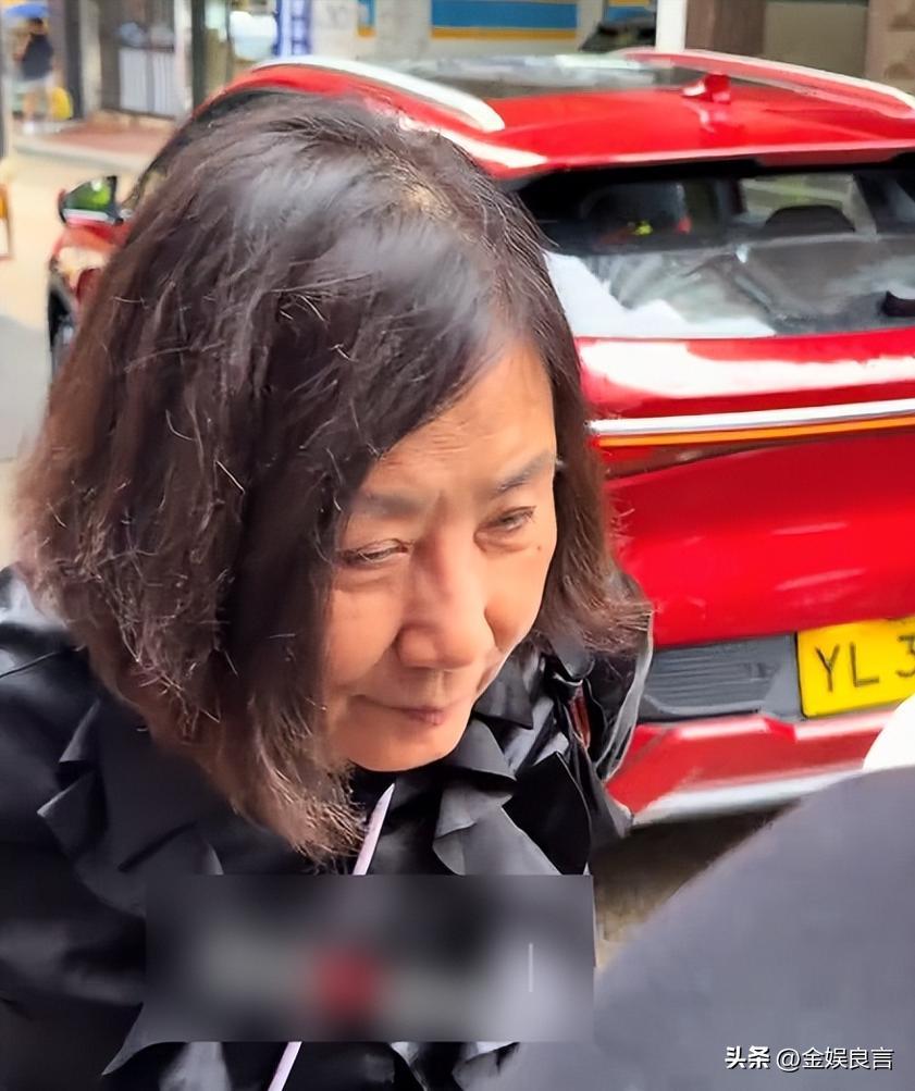 八旬汪明荃不施粉黛现身街头，独自出行引众人唏嘘  第4张
