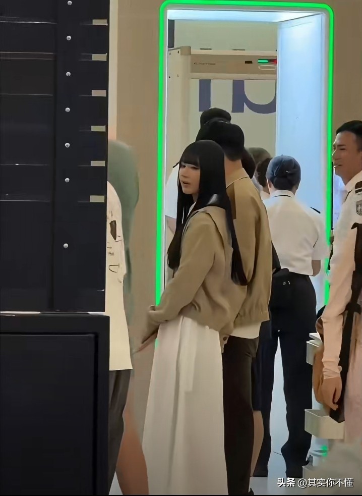 林俊杰与七七机场同穿情侣装，甜蜜同行毫不遮掩，引发婚讯猜测  第2张