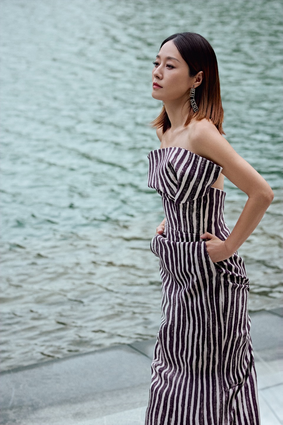 马伊琍步入海滨绮梦韵律 海浪为幕椰风作序  第8张