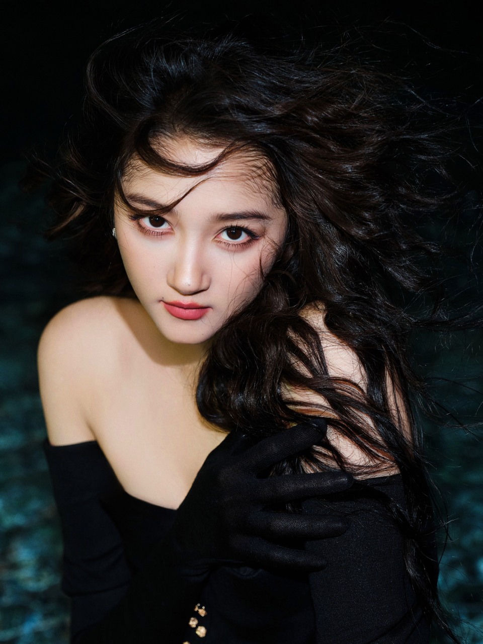 关晓彤水波在光的照耀下熠熠闪光 如同暗夜中的女王