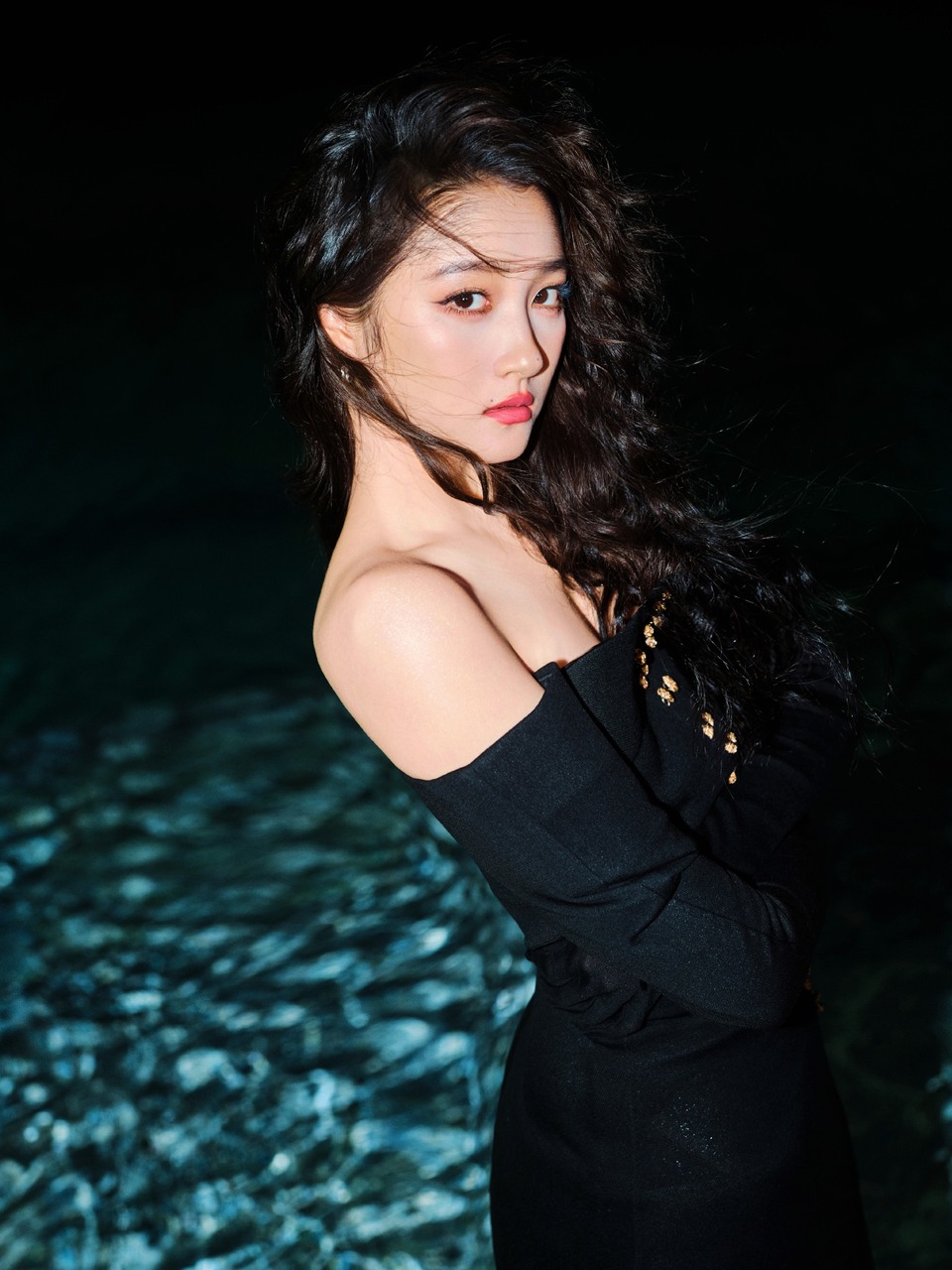 关晓彤水波在光的照耀下熠熠闪光 如同暗夜中的女王