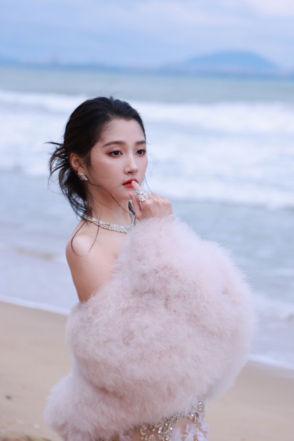 关晓彤花盛开般绽放在蕾丝裙上 闪耀的钻石与之共舞  第7张