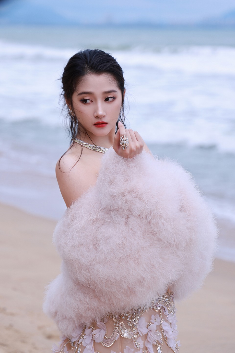 关晓彤花盛开般绽放在蕾丝裙上 闪耀的钻石与之共舞  第8张