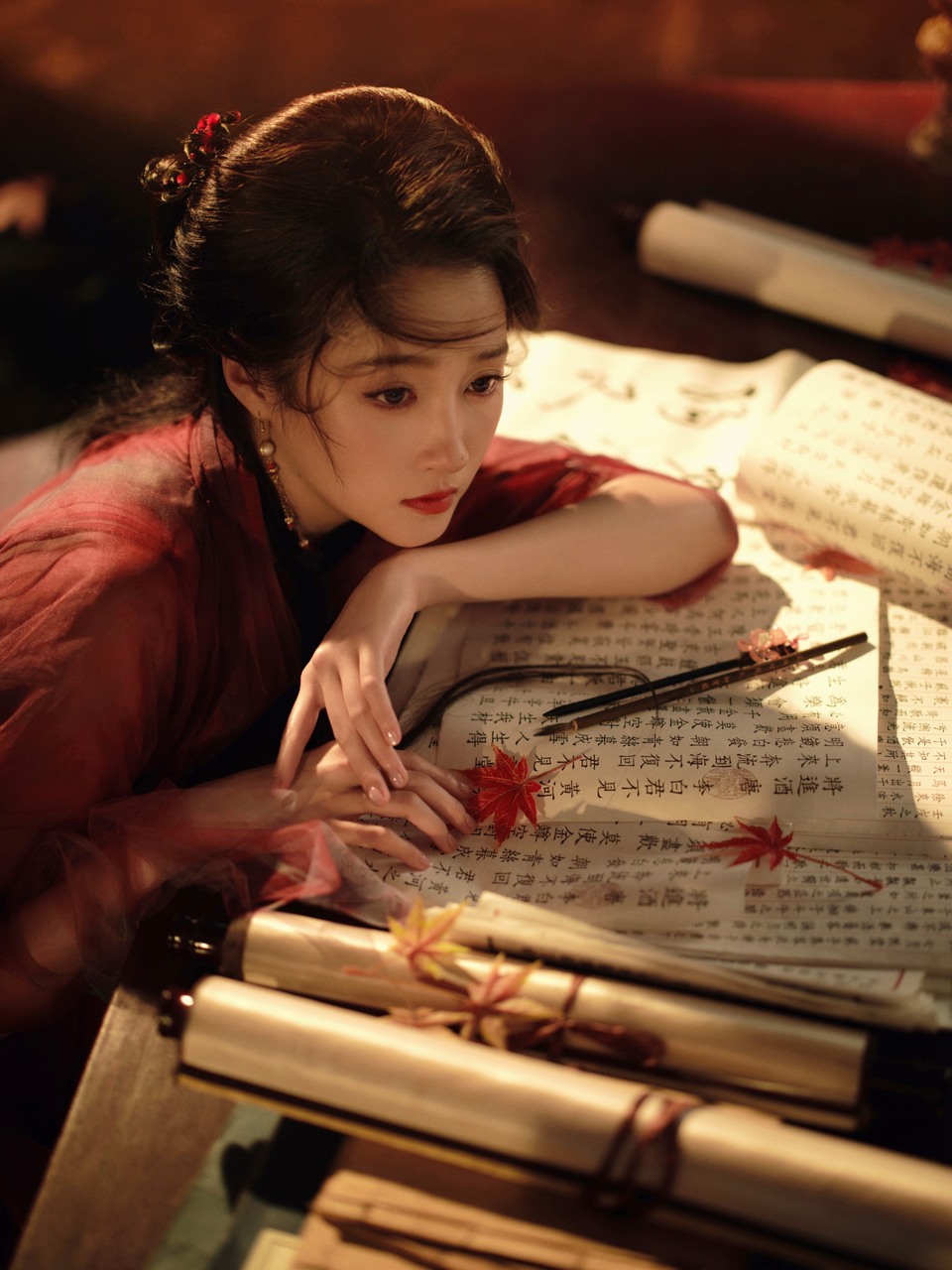 关晓彤枫树林里的古风美人 提笔写诗仿佛在等待