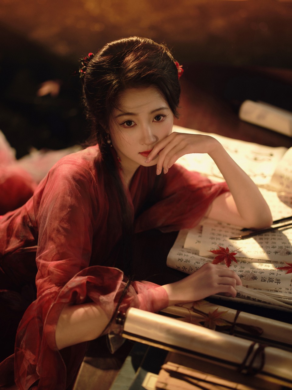 关晓彤枫树林里的古风美人 提笔写诗仿佛在等待