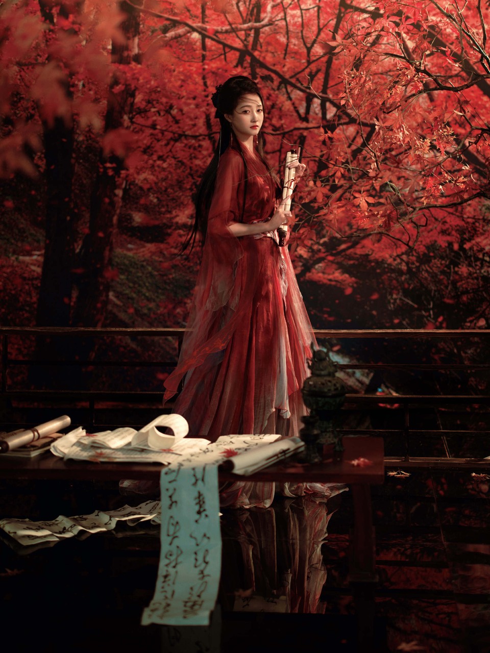 关晓彤枫树林里的古风美人 提笔写诗仿佛在等待