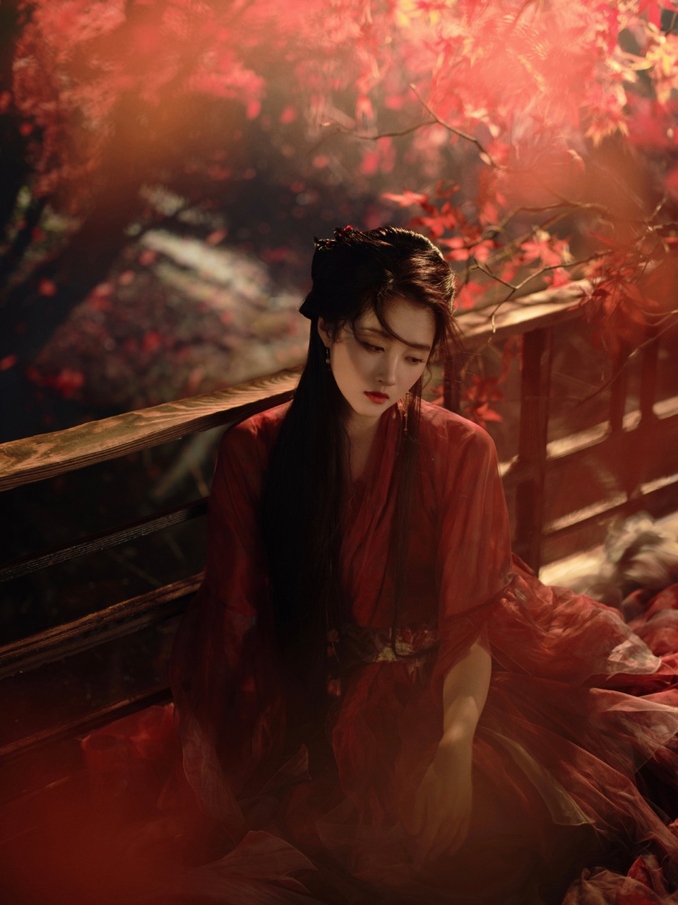 关晓彤枫树林里的古风美人 提笔写诗仿佛在等待  第10张