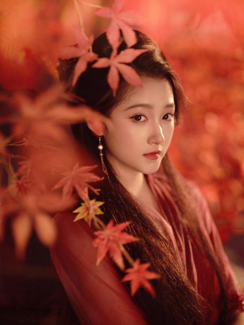关晓彤枫树林里的古风美人 提笔写诗仿佛在等待  第8张