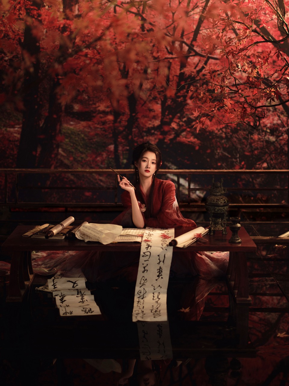 关晓彤枫树林里的古风美人 提笔写诗仿佛在等待  第9张