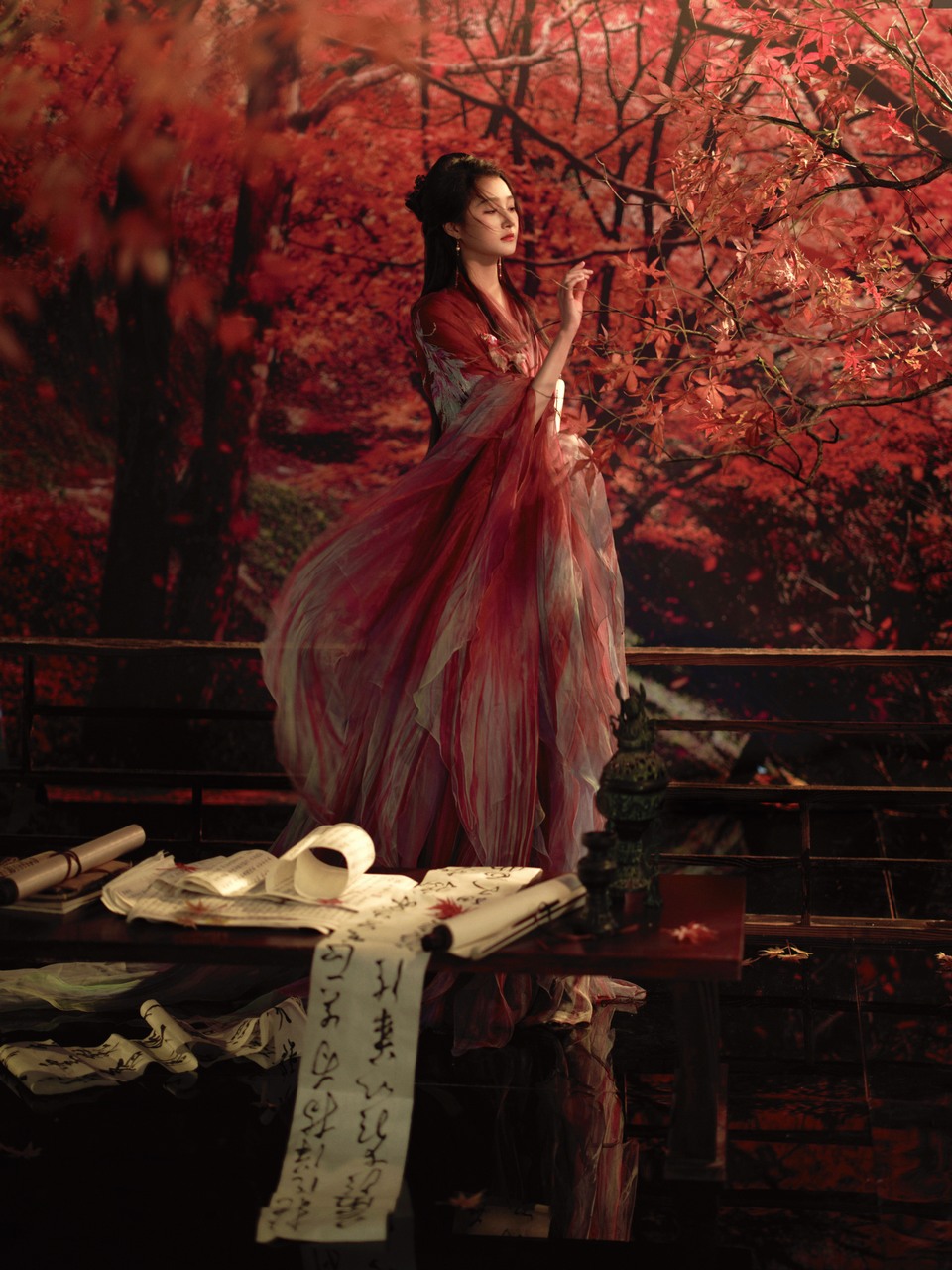关晓彤枫树林里的古风美人 提笔写诗仿佛在等待  第7张