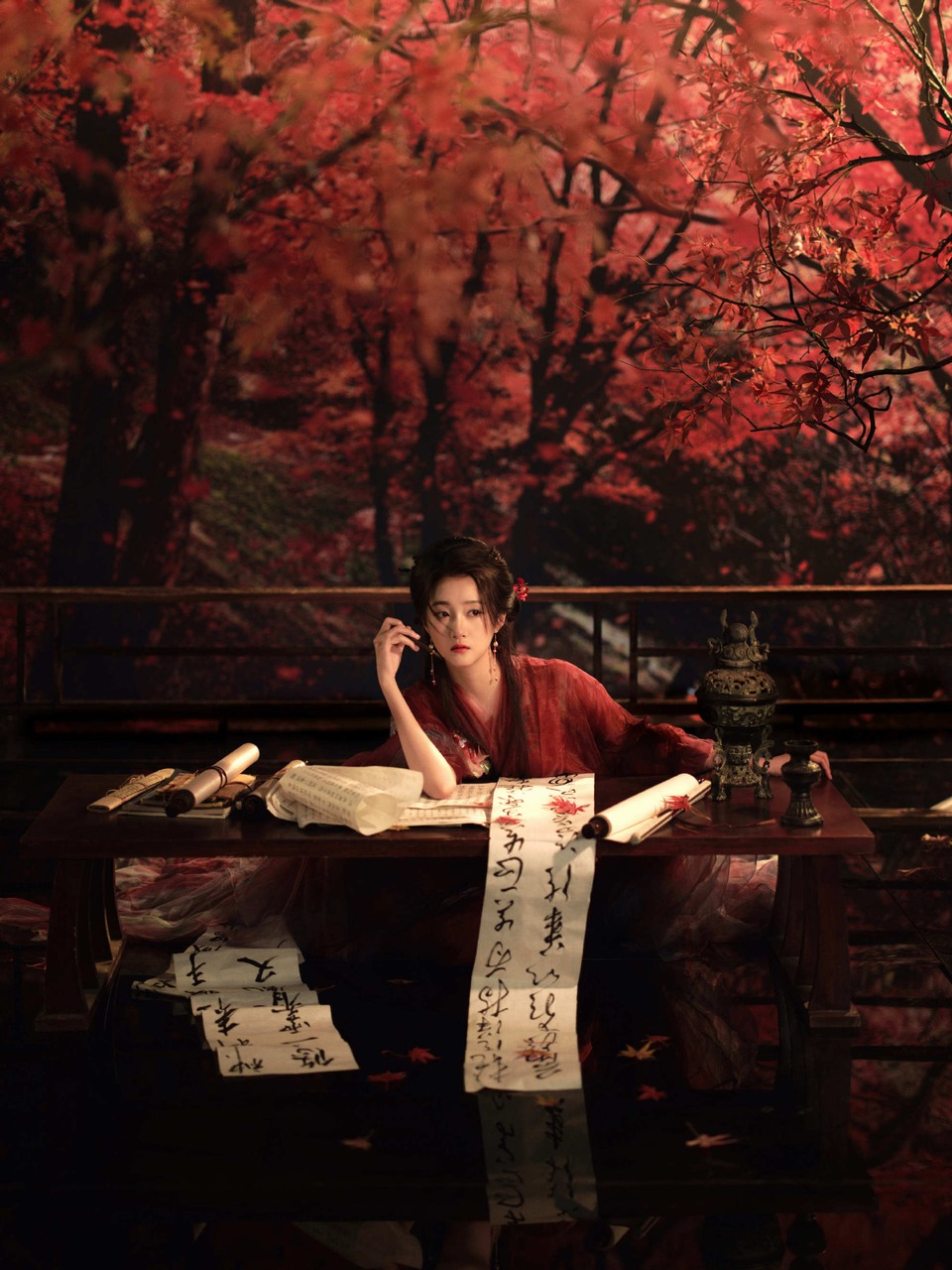 关晓彤枫树林里的古风美人 提笔写诗仿佛在等待