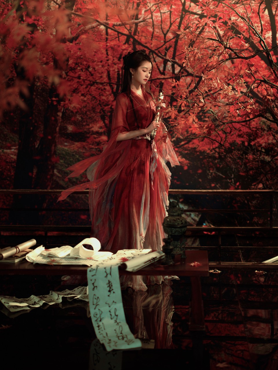 关晓彤枫树林里的古风美人 提笔写诗仿佛在等待