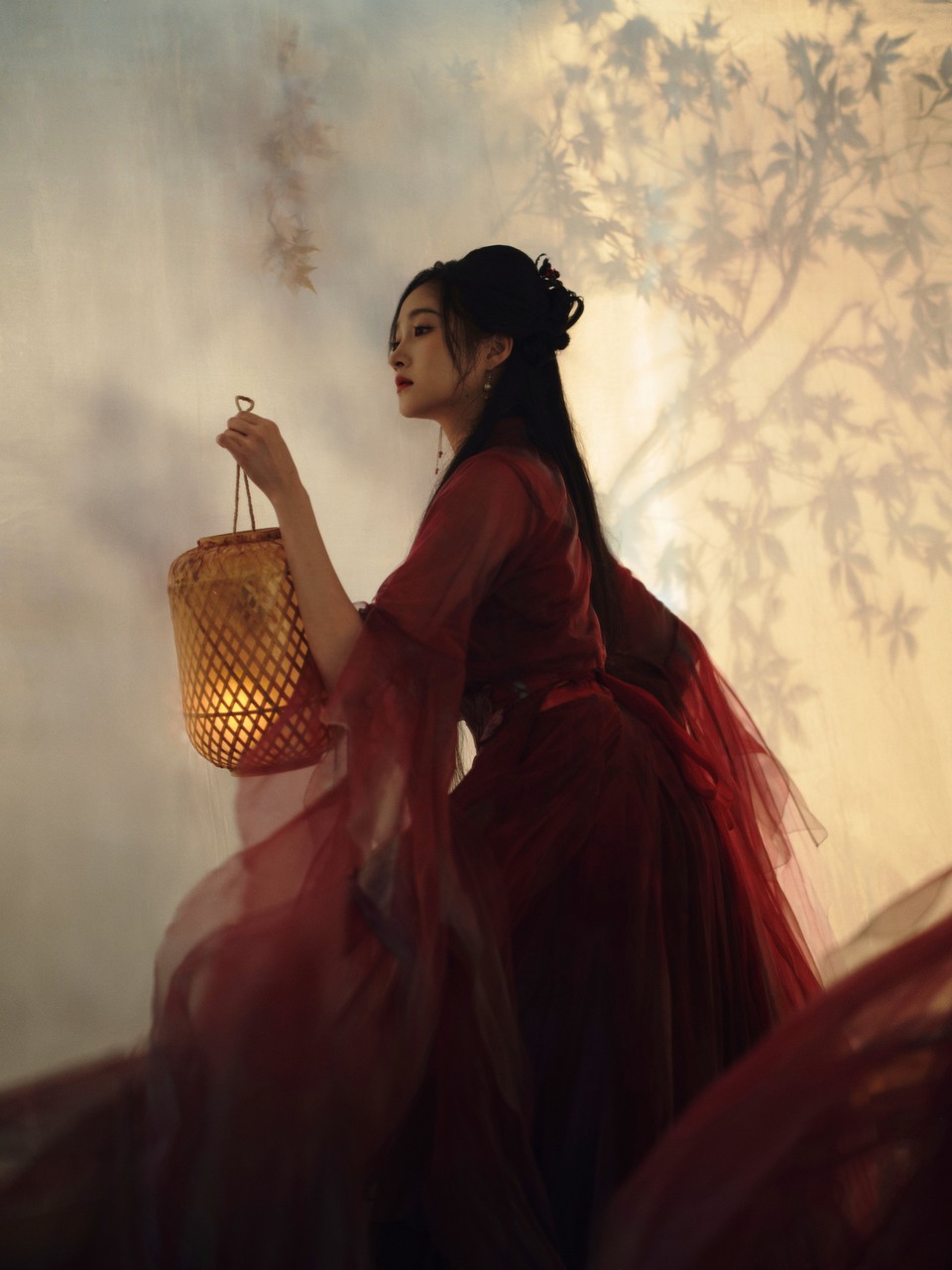 关晓彤枫树林里的古风美人 提笔写诗仿佛在等待  第11张