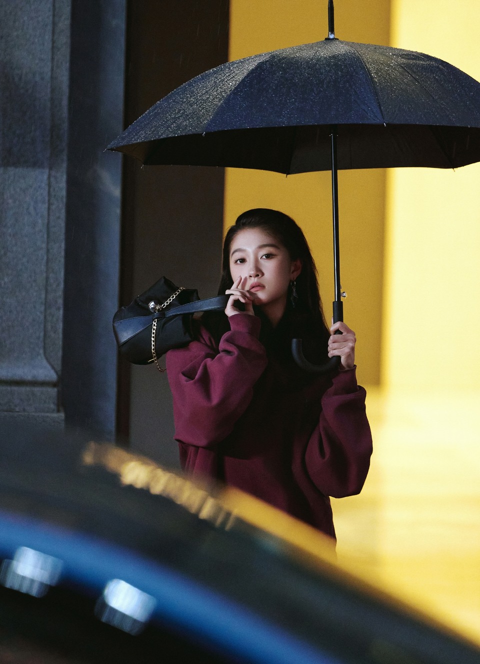 关晓彤撑着伞漫步在米兰的雨夜 穿梭在熙熙攘攘的街道  第7张