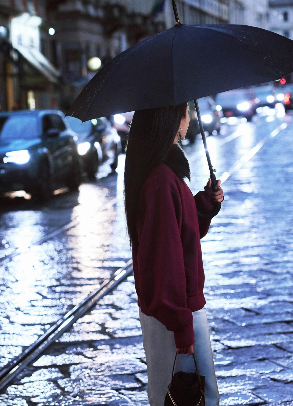 关晓彤撑着伞漫步在米兰的雨夜 穿梭在熙熙攘攘的街道  第9张