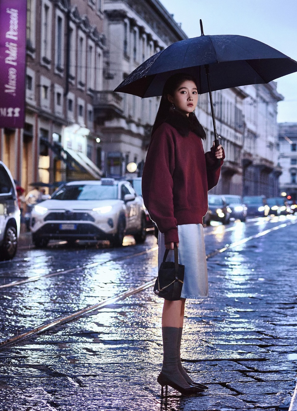 关晓彤撑着伞漫步在米兰的雨夜 穿梭在熙熙攘攘的街道