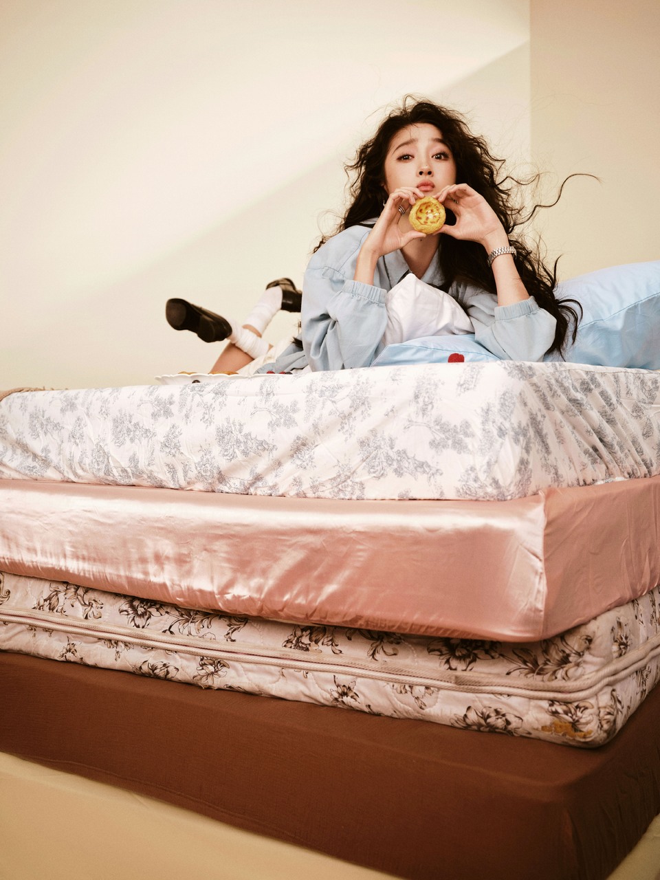 关晓彤铺满色彩的梦幻城堡里 记录所有每一个瞬间