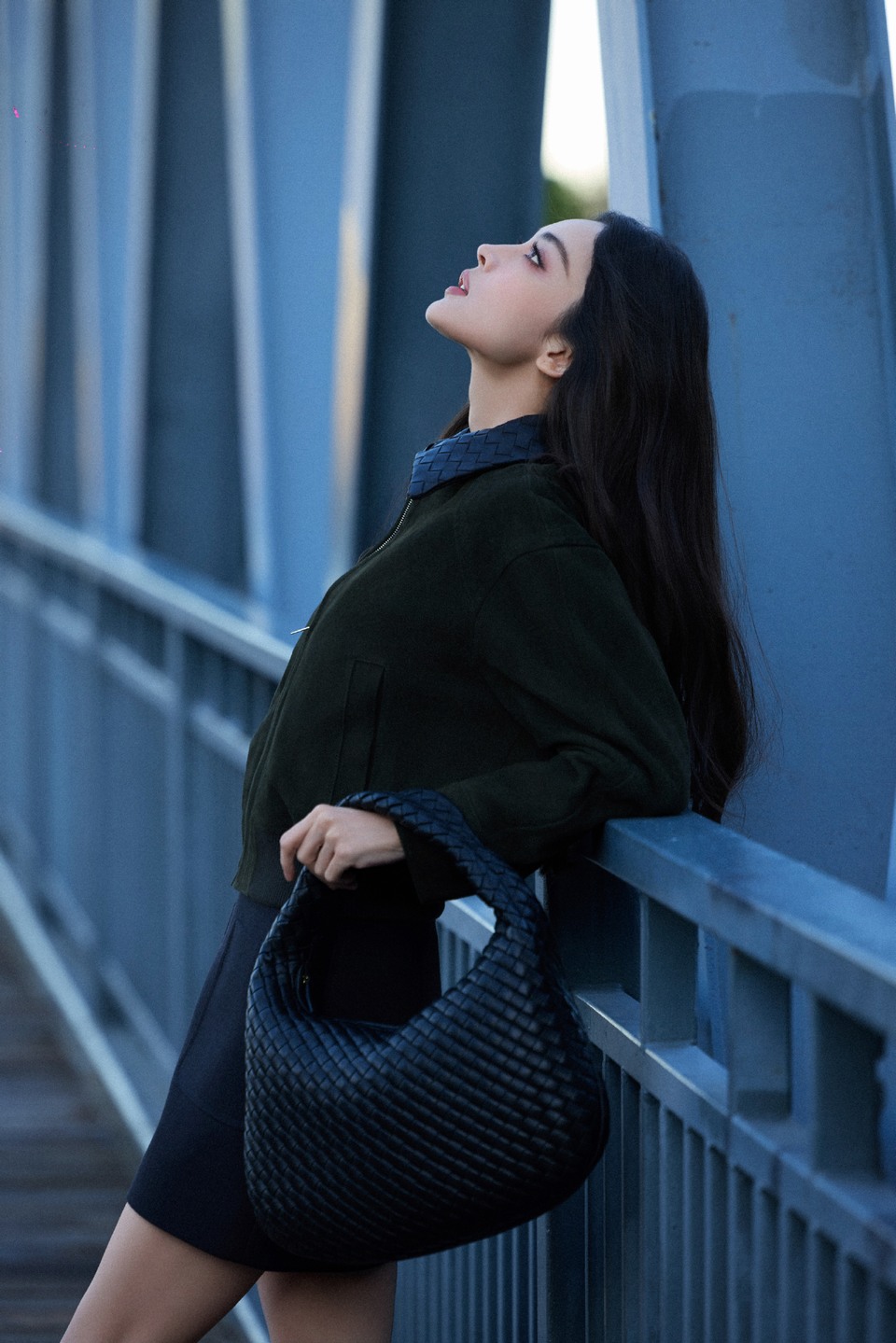 古力娜扎站在街头人来人往 冷空气和暖阳并存  第8张