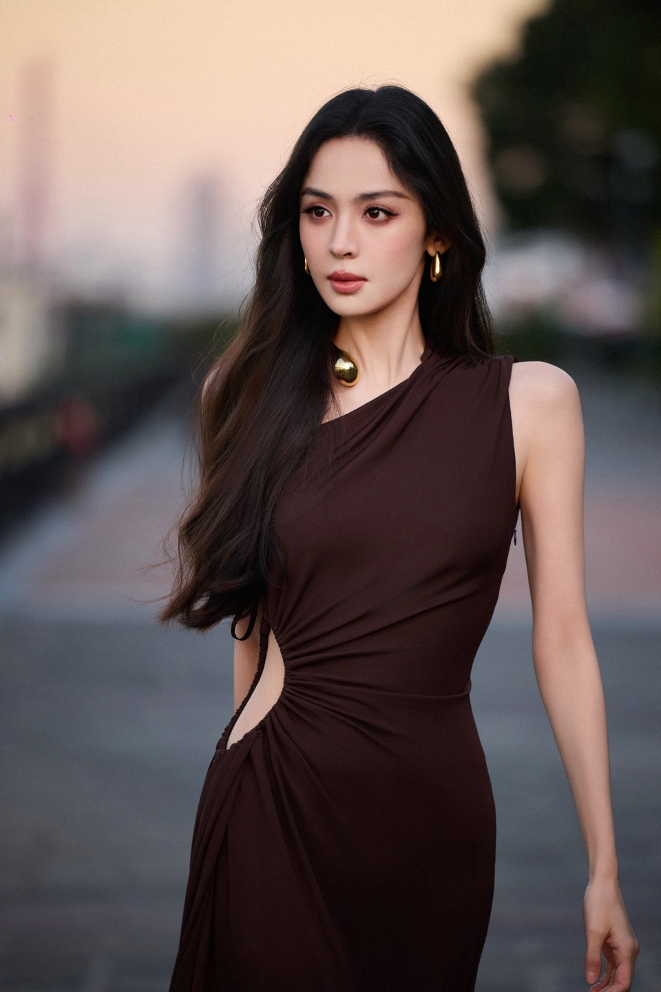 古力娜扎经纬纵横间 型阔之内织就不褪色的雅致
