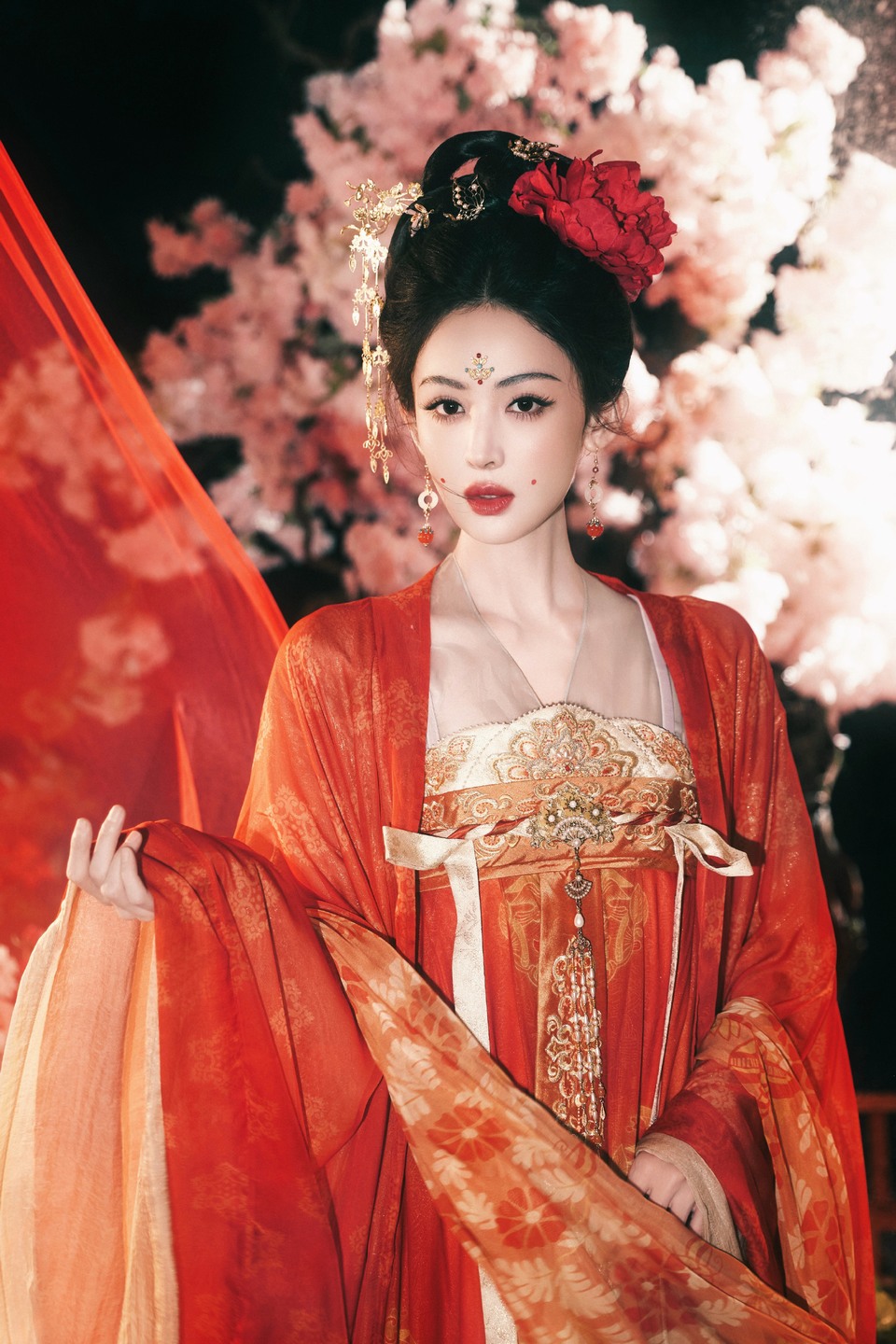 古力娜扎红绡漫过时光 琵琶还凝着余音恍见盛朝风月