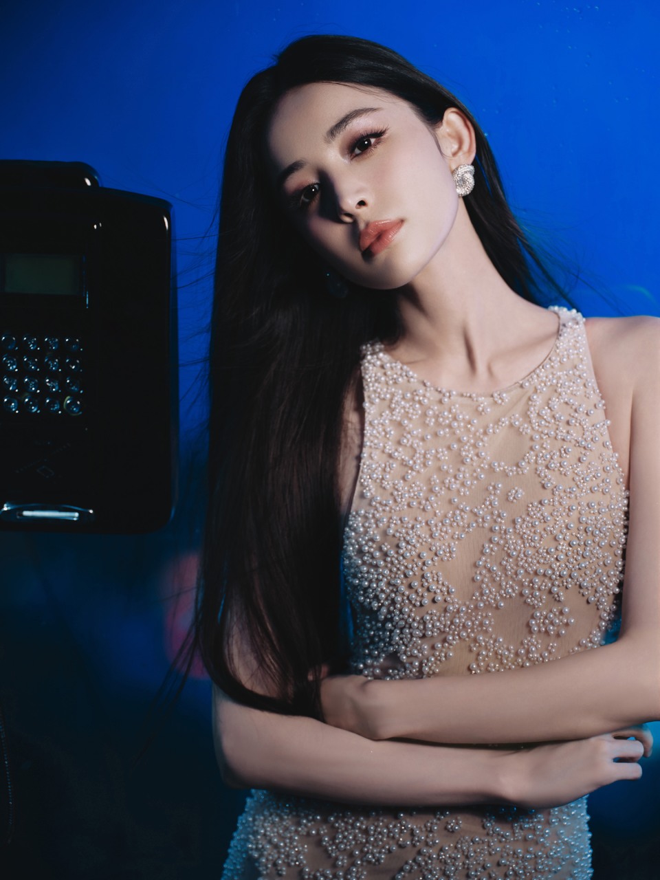 古力娜扎在霓虹与雨幕之间 玻璃映出城市的棋盘  第8张