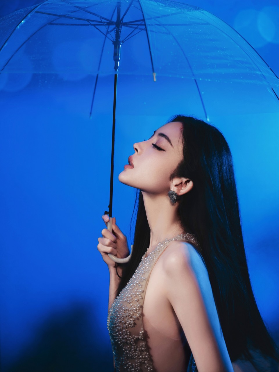 古力娜扎在霓虹与雨幕之间 玻璃映出城市的棋盘  第7张