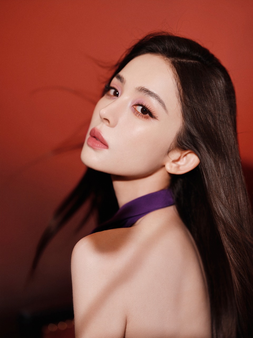 古力娜扎在缤纷碰撞中 摩登映像邂逅个性光芒  第8张