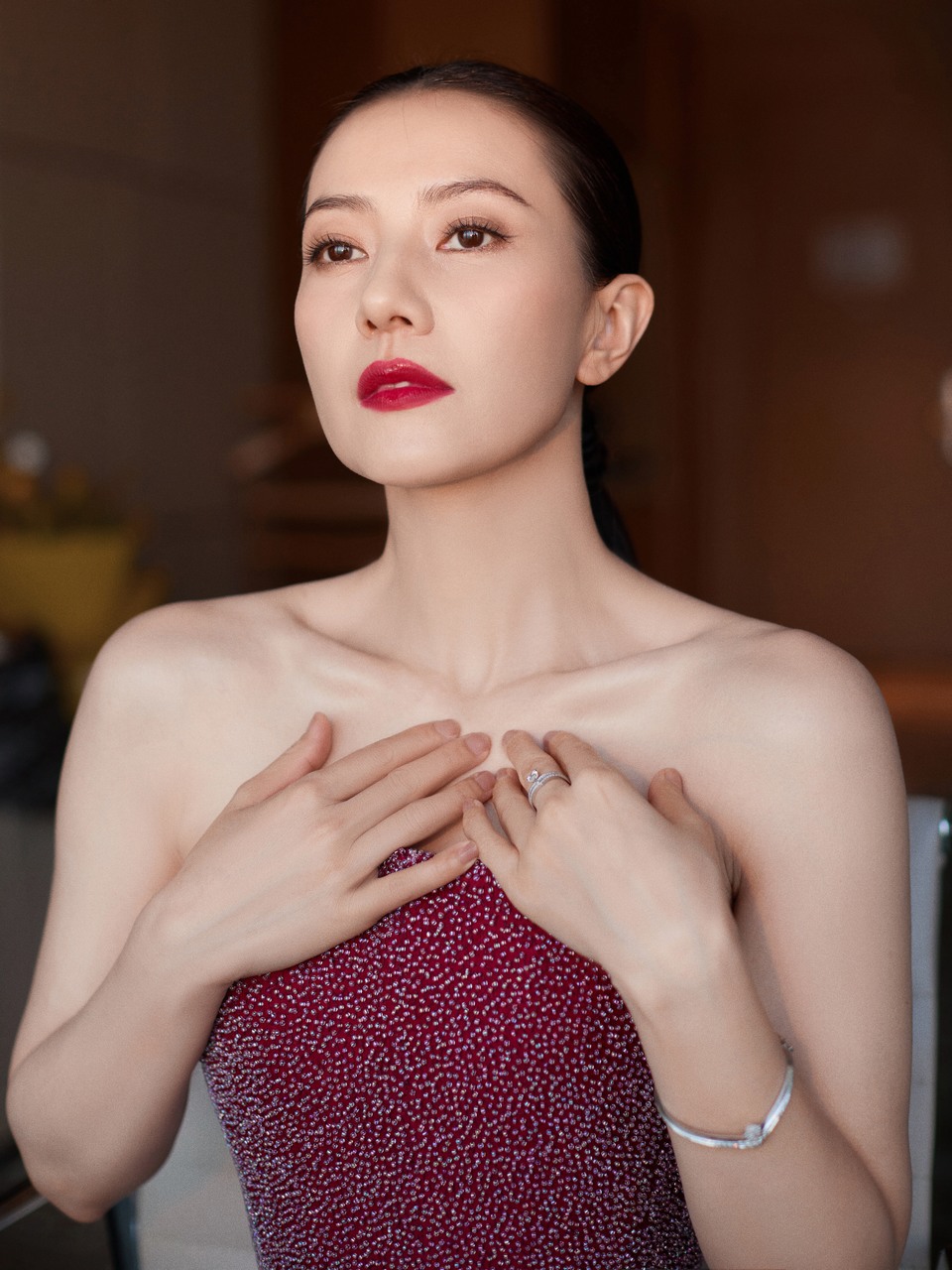 高圆圆步履生风自成风景 循光而绽美在流动