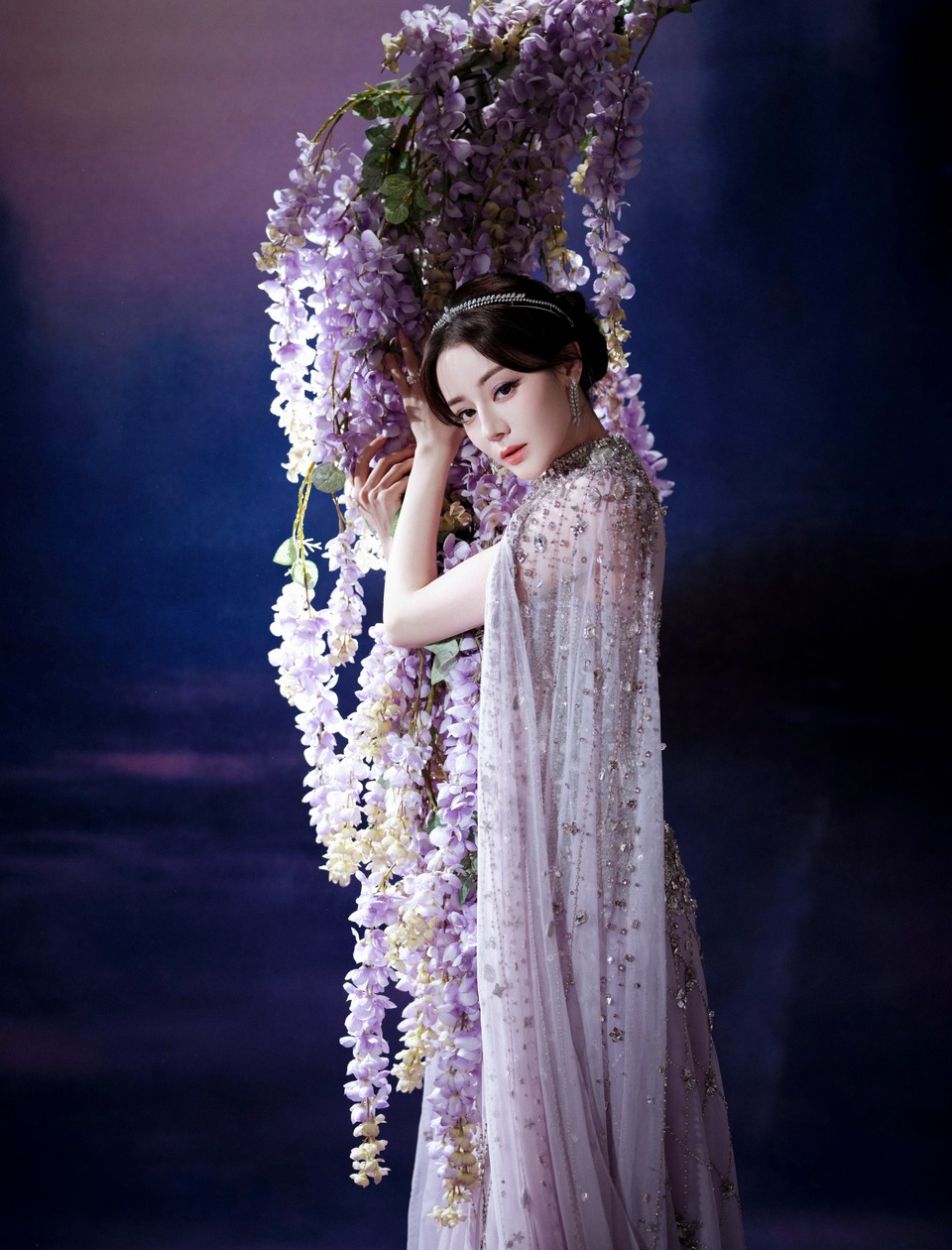 迪丽热巴花簇环拥缀满星芒 发间流光轻漾自在绽放