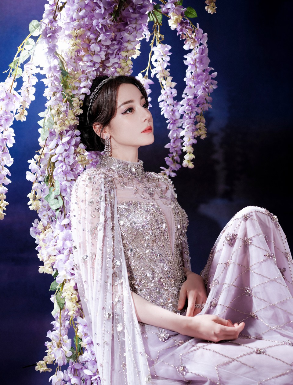 迪丽热巴花簇环拥缀满星芒 发间流光轻漾自在绽放