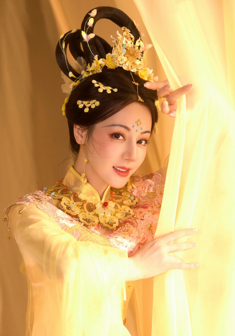 迪丽热巴玲珑金钗映月光 鹅黄襦裙漾温柔  第9张