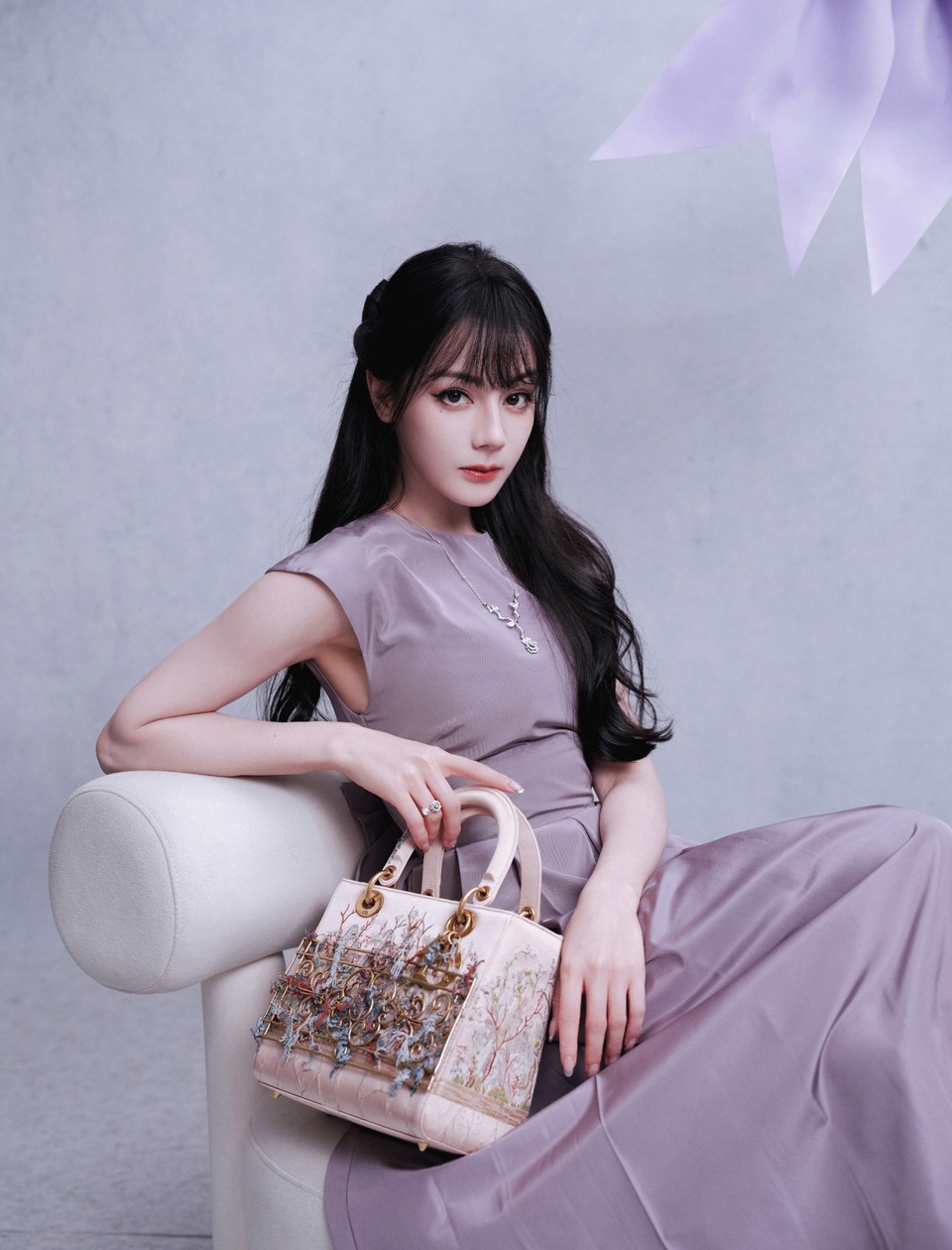 迪丽热巴腰间蝴蝶结淡雅而绽 灵感与叙事张力写意交融