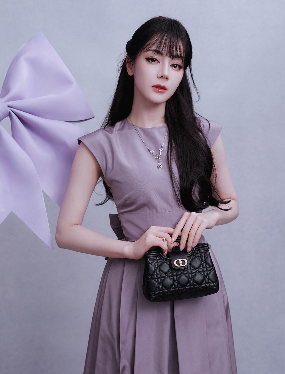 迪丽热巴腰间蝴蝶结淡雅而绽 灵感与叙事张力写意交融