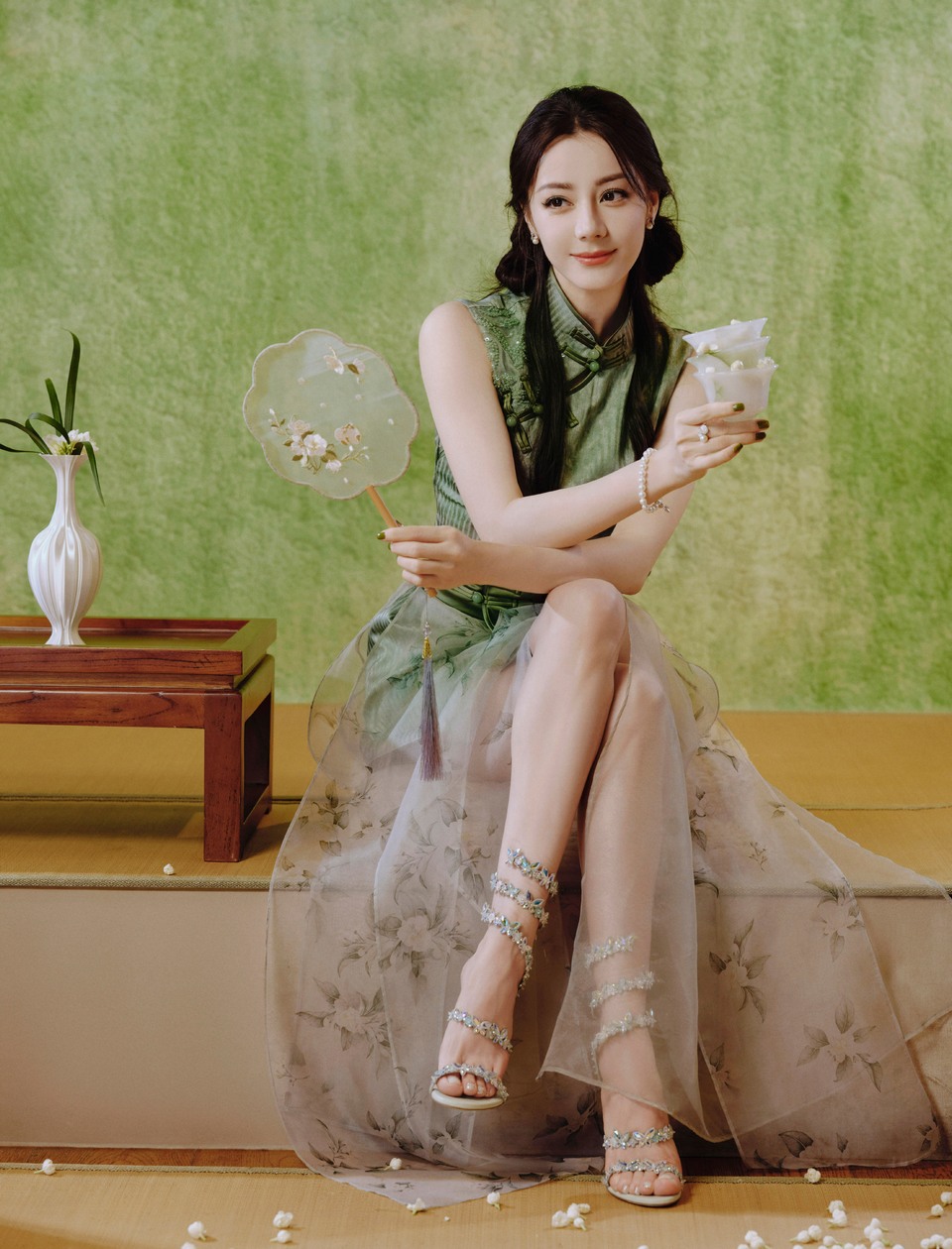迪丽热巴罗扇轻摇玉盏茶香 青衫纸伞朦胧雅致