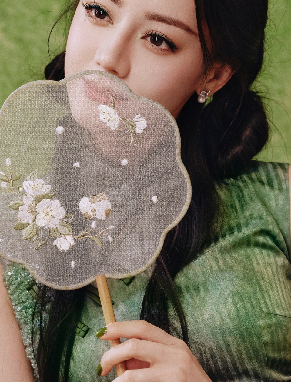 迪丽热巴罗扇轻摇玉盏茶香 青衫纸伞朦胧雅致