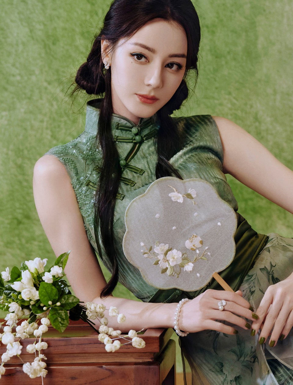 迪丽热巴罗扇轻摇玉盏茶香 青衫纸伞朦胧雅致