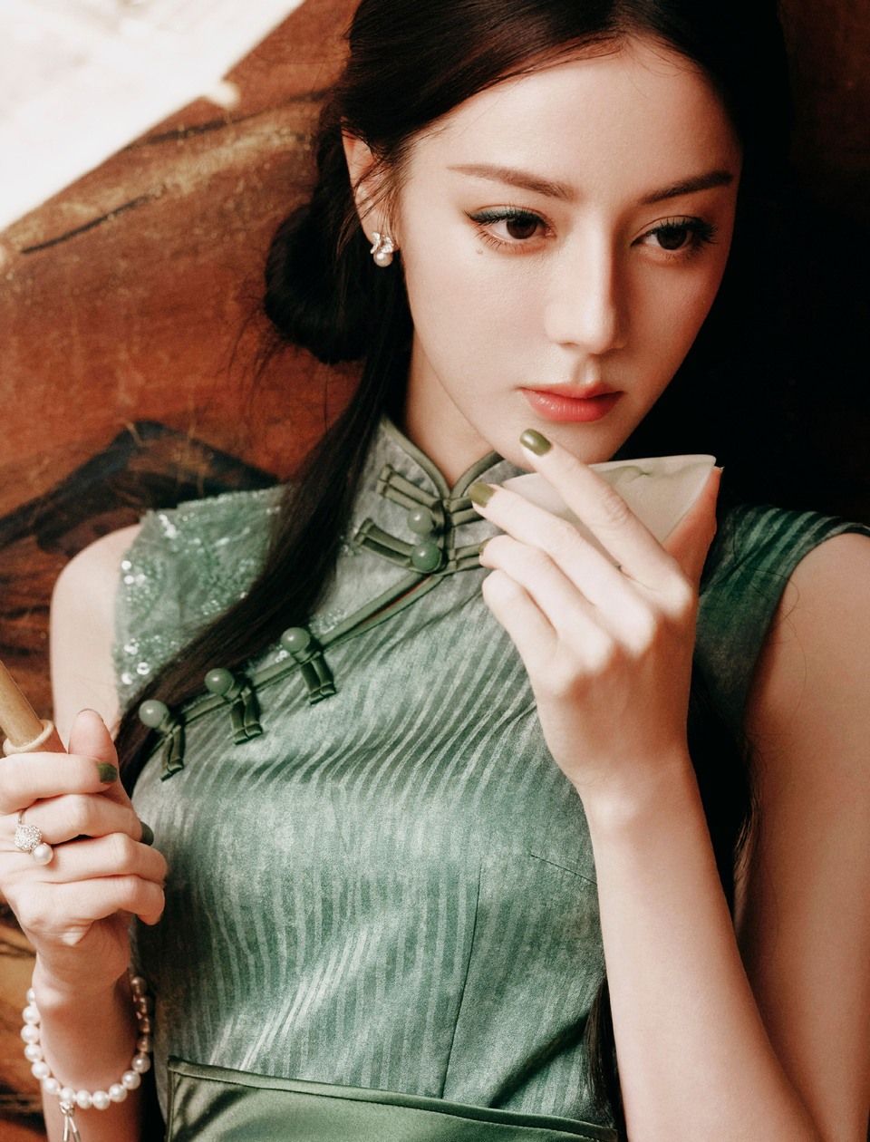 迪丽热巴罗扇轻摇玉盏茶香 青衫纸伞朦胧雅致