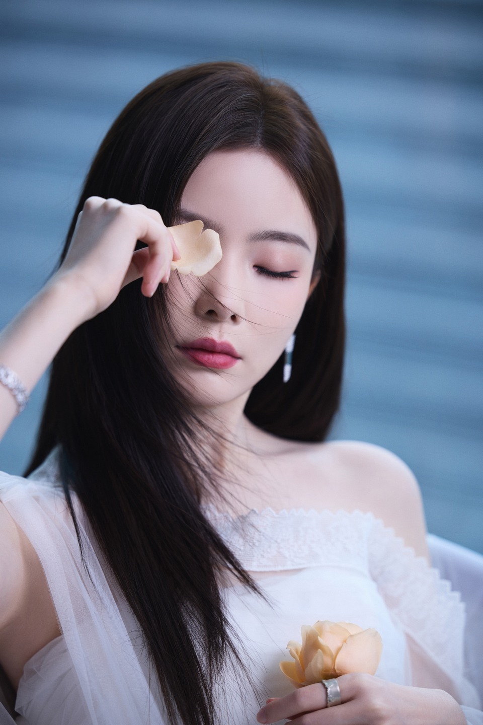 陈卓璇一袭白纱缀以蕾丝细语 薄纱随旋律轻漾成诗篇