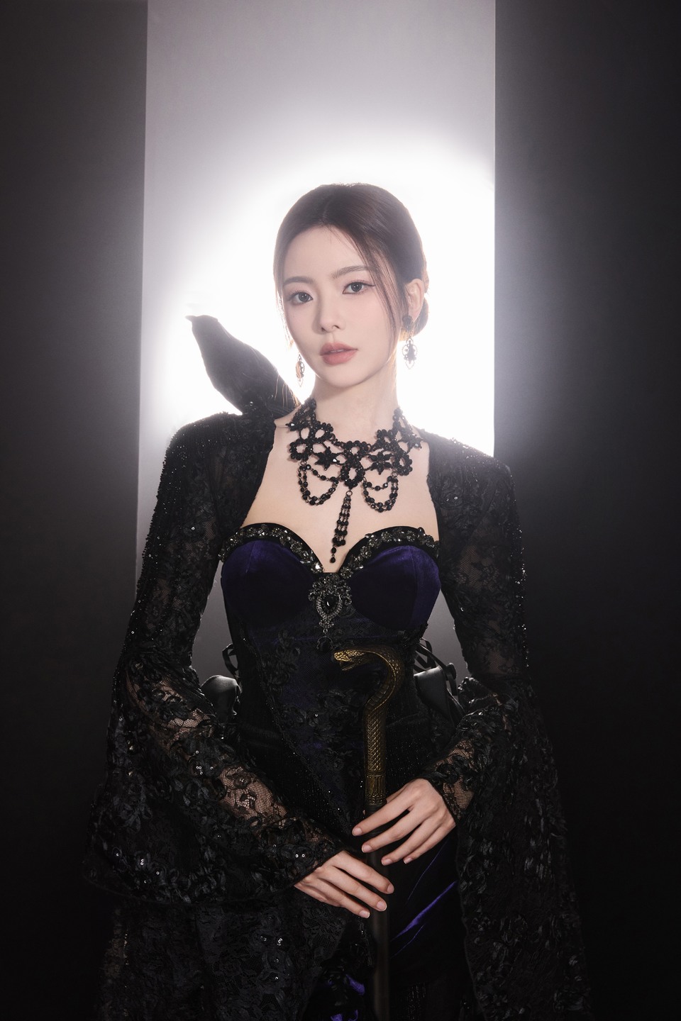 陈卓璇烟雾与光影交织中 以华丽造型解锁暗夜绮想